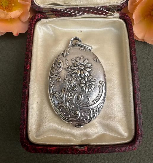 Picture of daisy brooch vintage